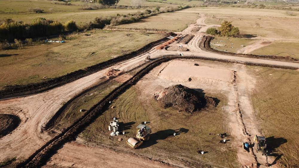 Vista aérea de calles y zanjas de una urbanización en obra