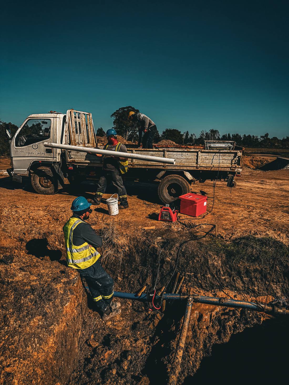 Cuadrilla realizando una unión de cañería de PEAD en zanja